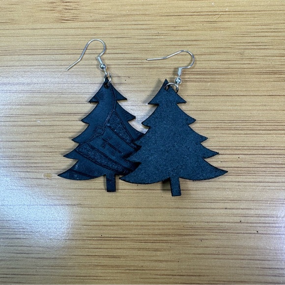 Christmas Classic Tree Earrings embossed green leather hand crafted - Picture 4 of 6